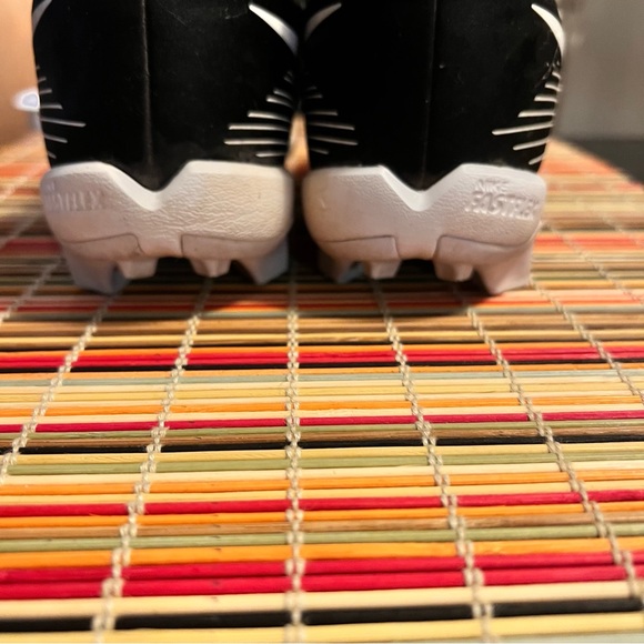 Girls Nike cleats - Picture 2 of 5